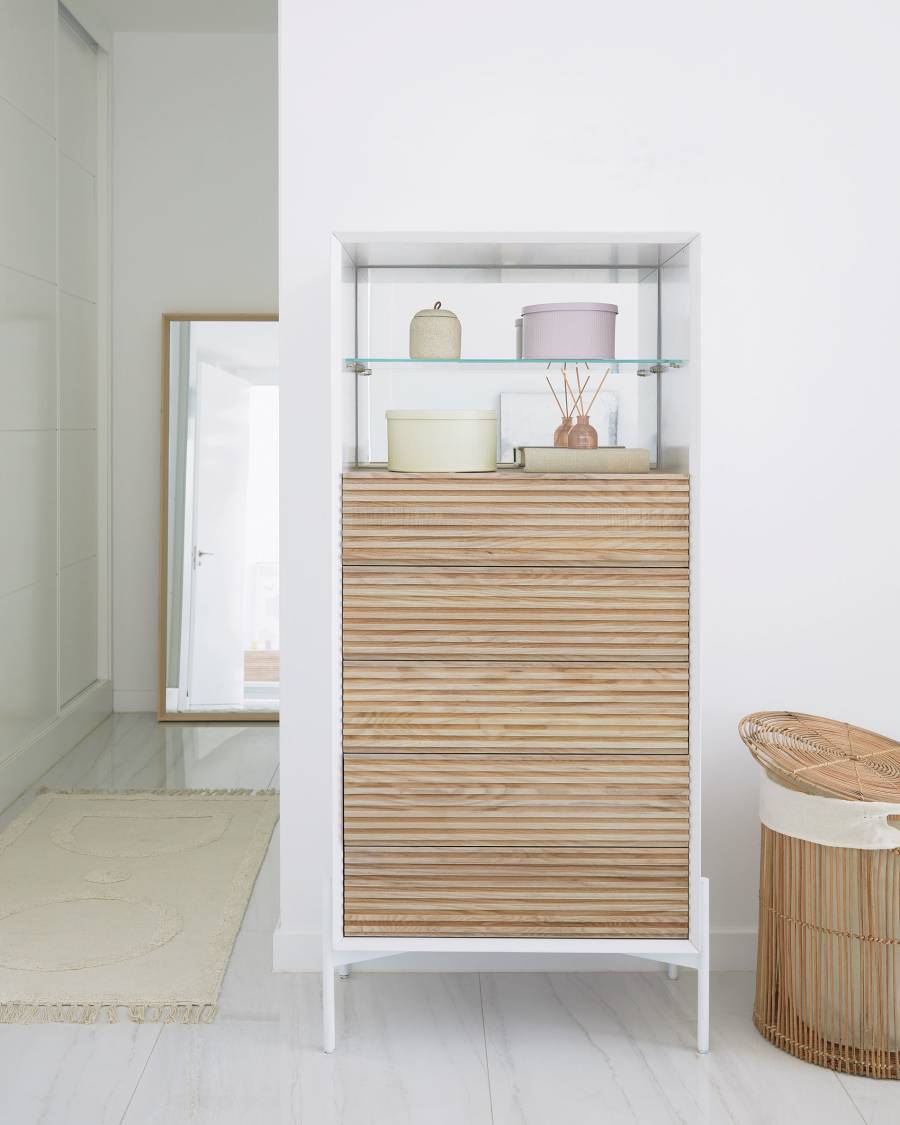 Cassettiera Marielle con 5 cassetti in legno di frassino laccati di bianco 64 x 142 cm