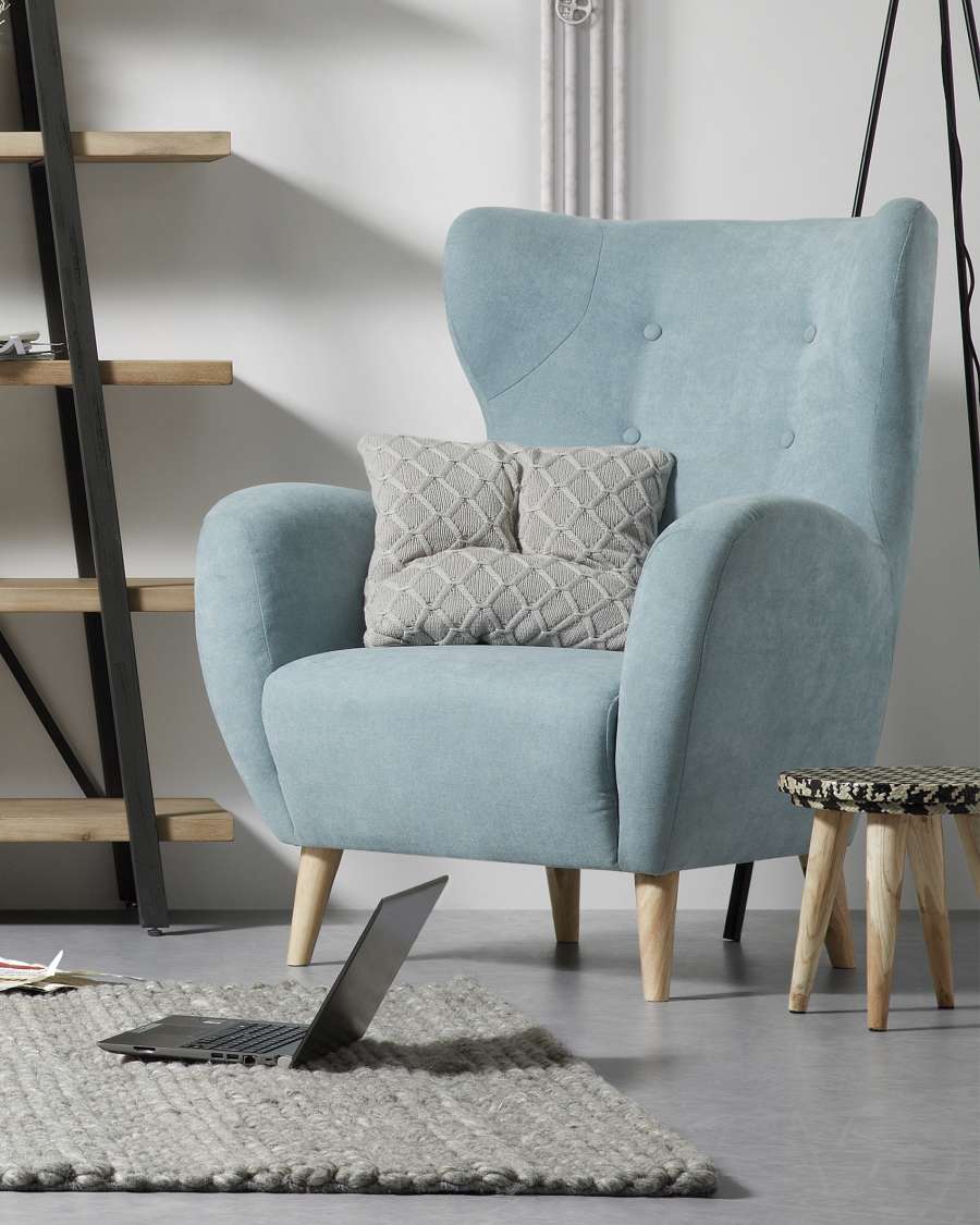 Patio armchair in blue with solid, natural rubberwood legs