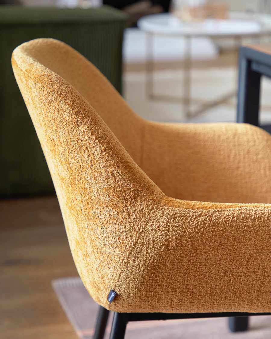 Chaise Konna en chenille moutarde avec pieds en acier peint noir
