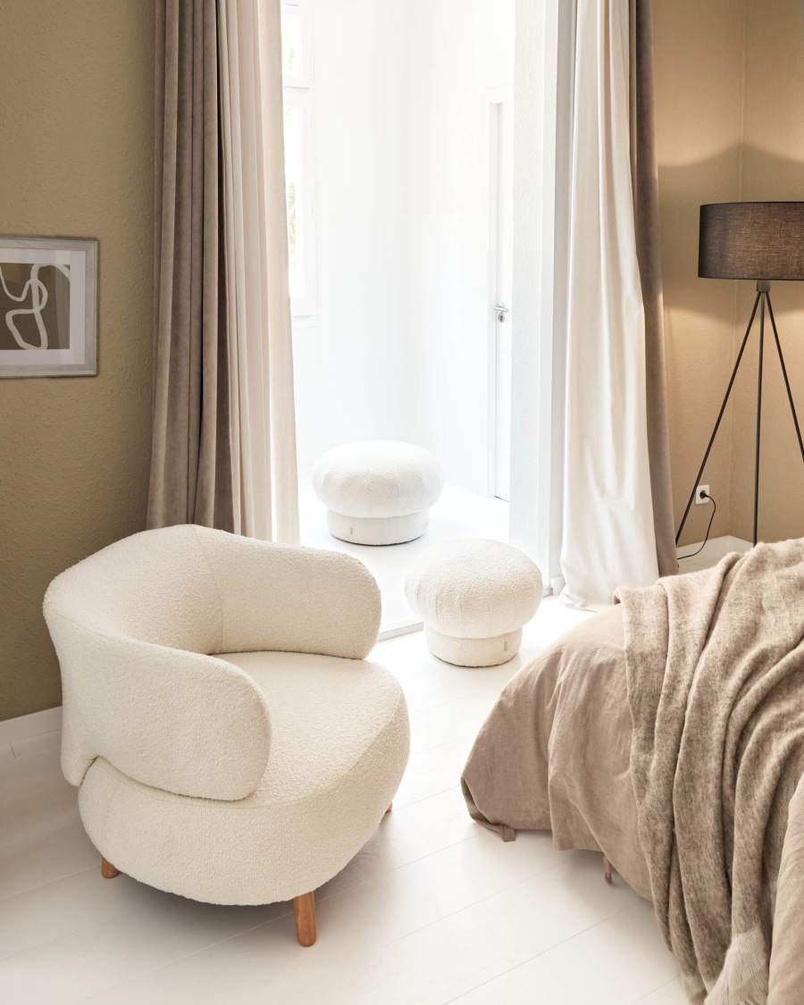 Luisa Sessel mit Bouclé-Bezug in Weiß mit Beinen aus massivem Kautschukholz