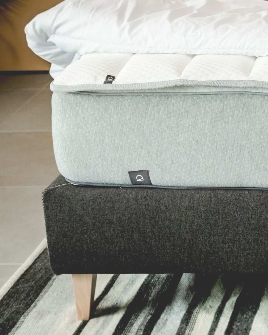 Nikos hohes Bettgestell in Schwarz und Beine aus massivem Buchenholz für Matratze von 90 x 190 cm