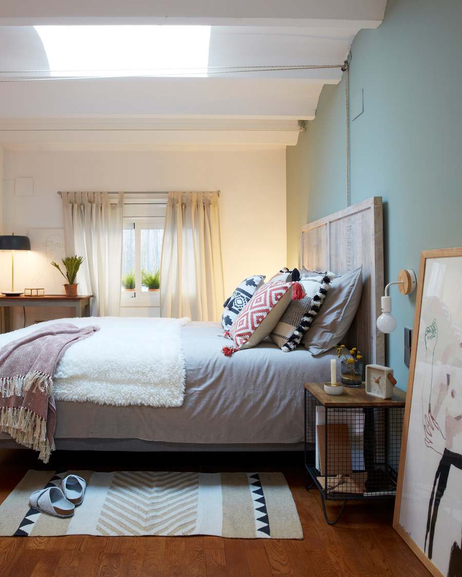 Aida side table in solid mango wood and black steel structure 38 x 38 cm