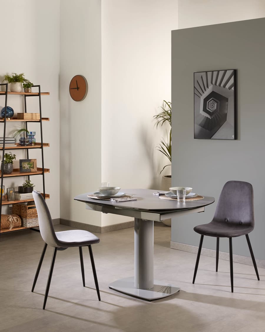 Chaise Yaren en velours gris et pieds en acier noir