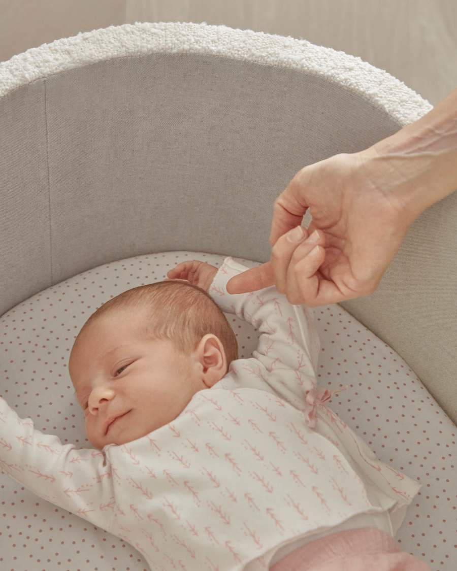 100% cotton (GOTS) sheet with pink dots for Nahima moses basket