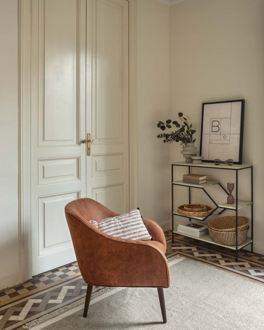 Fauteuil Bobly avec revêtement marron clair et pieds finition wengué