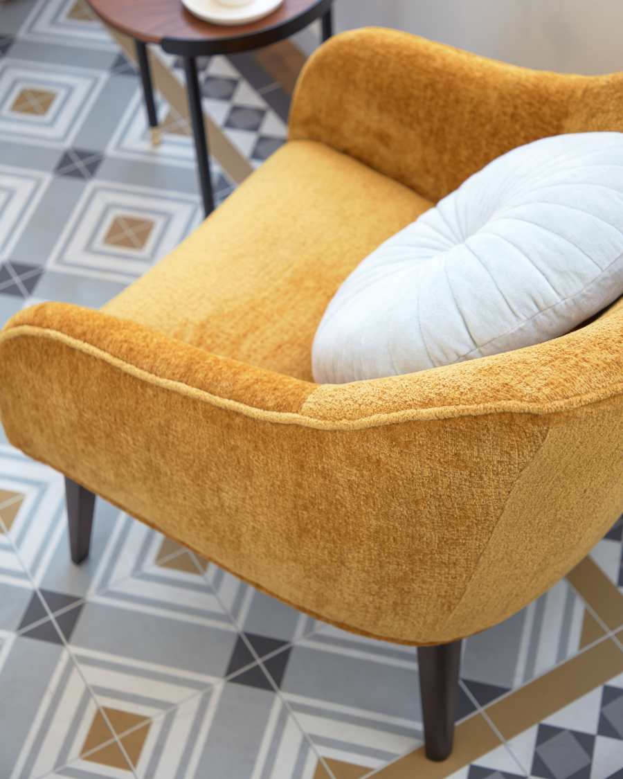 Πολυθρόνα Bobly, μουσταρδί chenille και ξύλινα πόδια σε wenge φινίρισμα