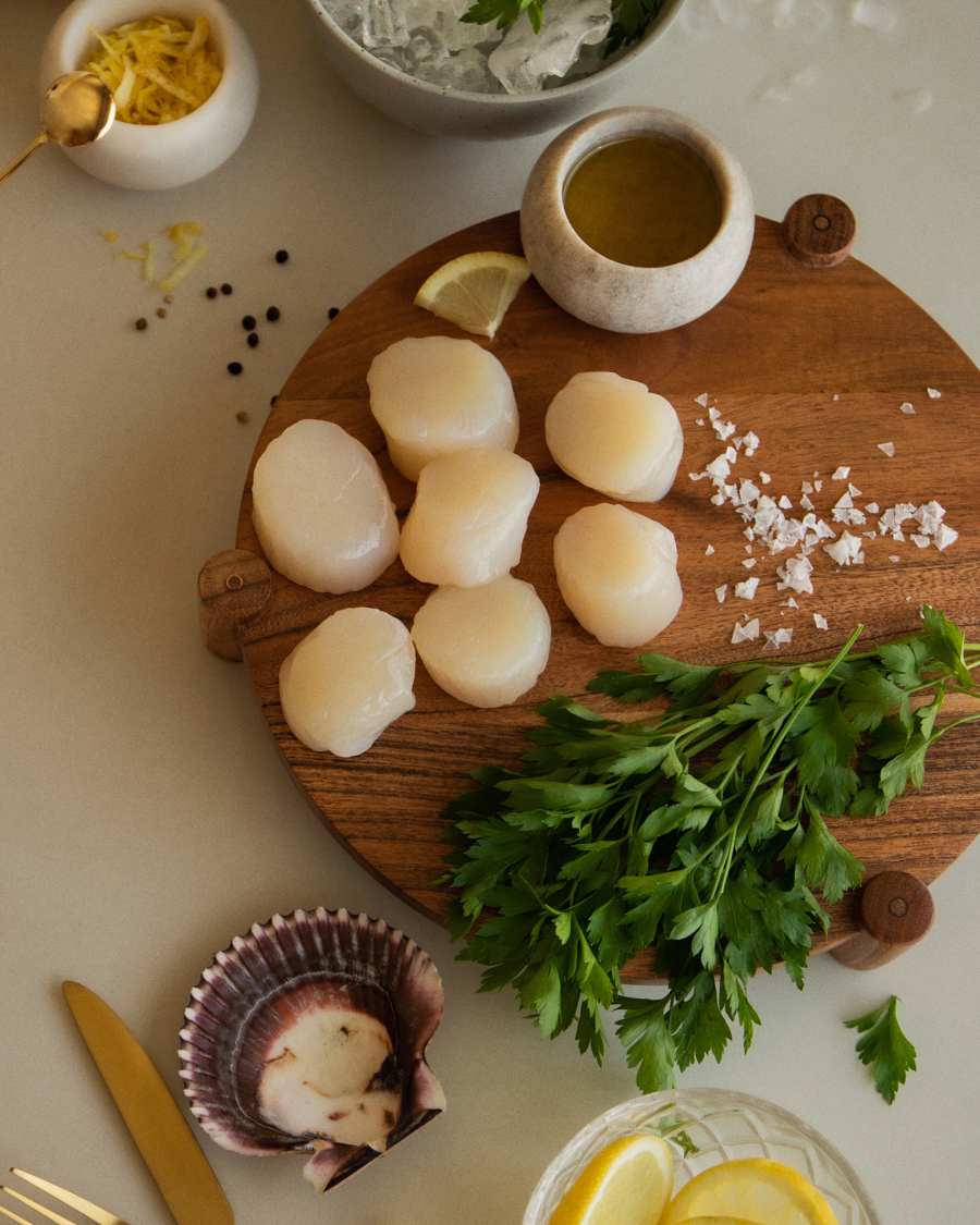 Nelma serving board in solid acacia wood