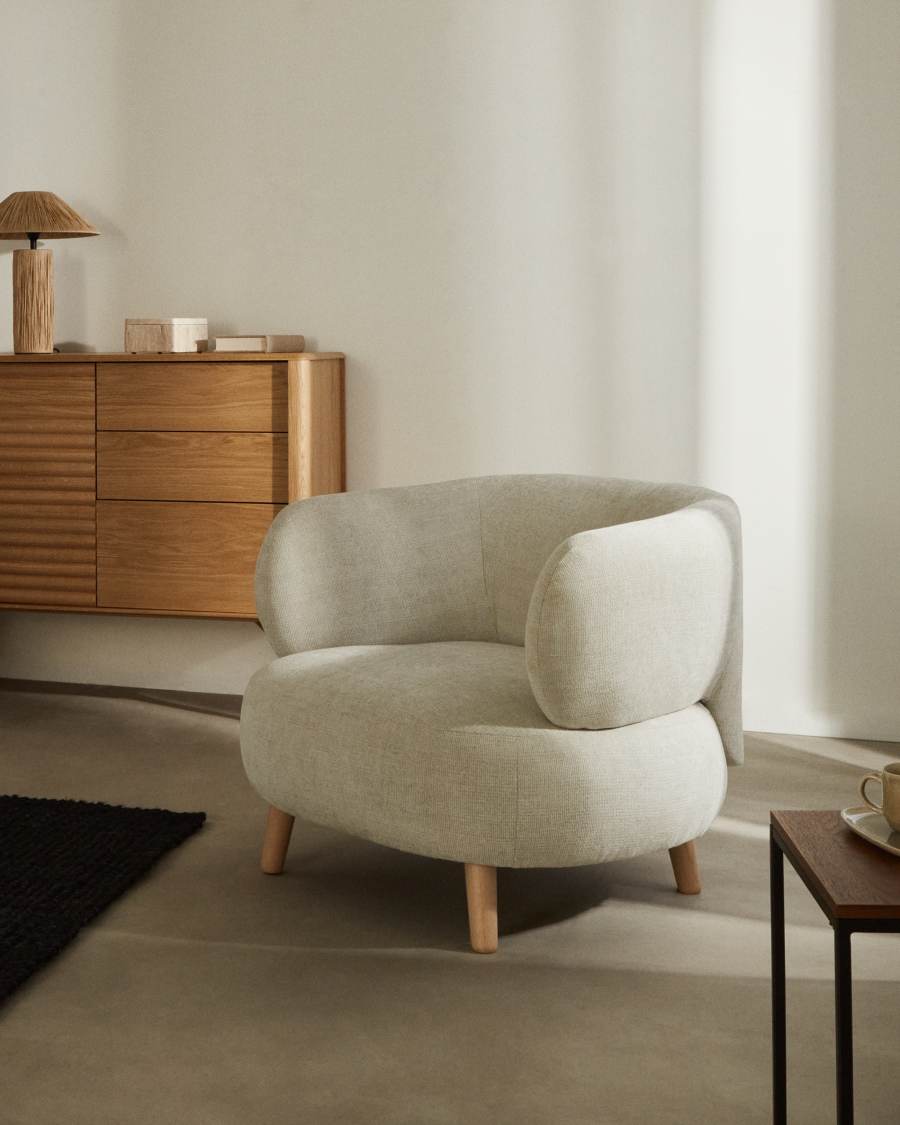 Fauteuil Luisa de couleur perle avec pieds en bois de hêtre
