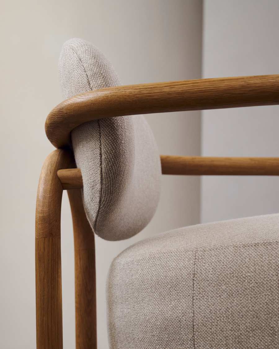 Poltrona Melqui beige di legno massiccio di rovere con finitura naturale