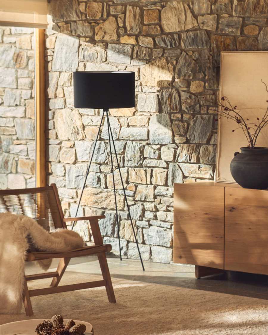 Lampada da terra Ikia in metallo con finitura nera ed adattatore UK