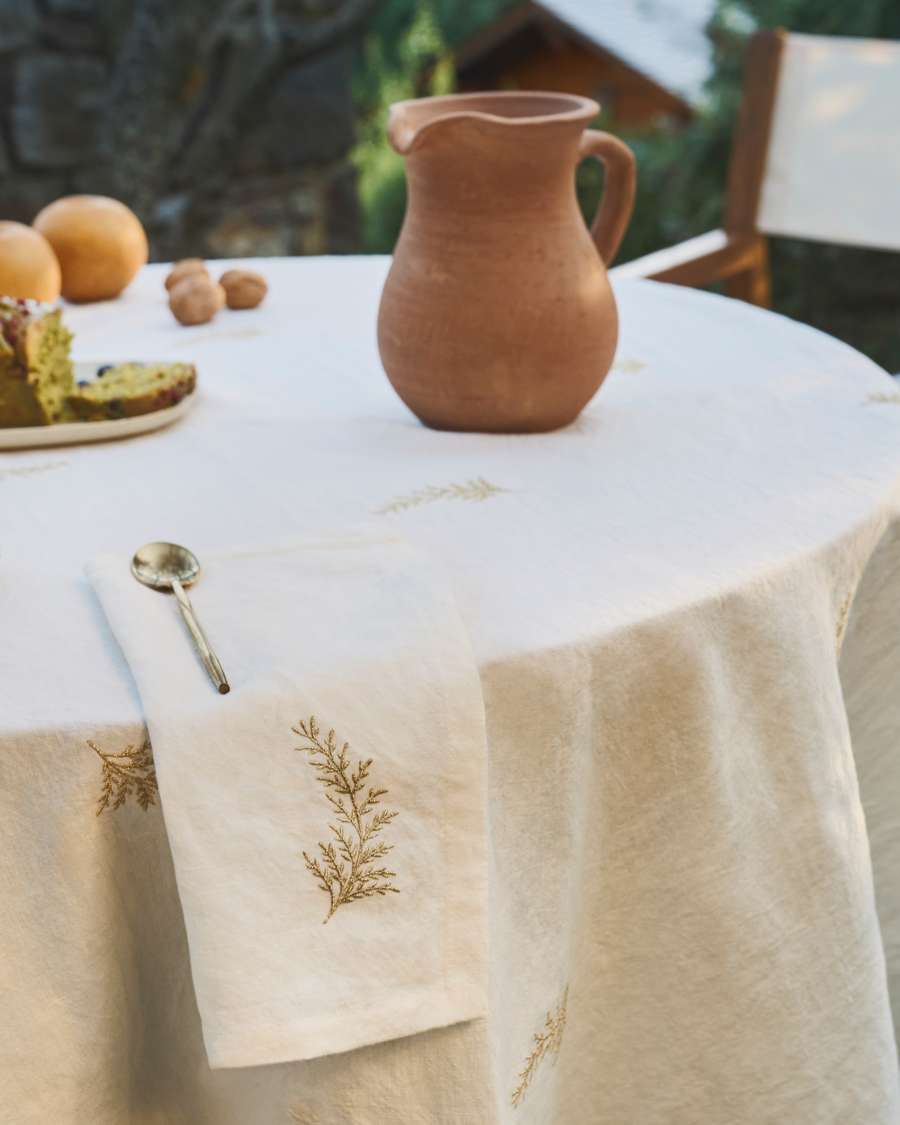 Set van 2 witte katoenen en linnen Masha-servetten met goud lurex geborduurde bladeren.