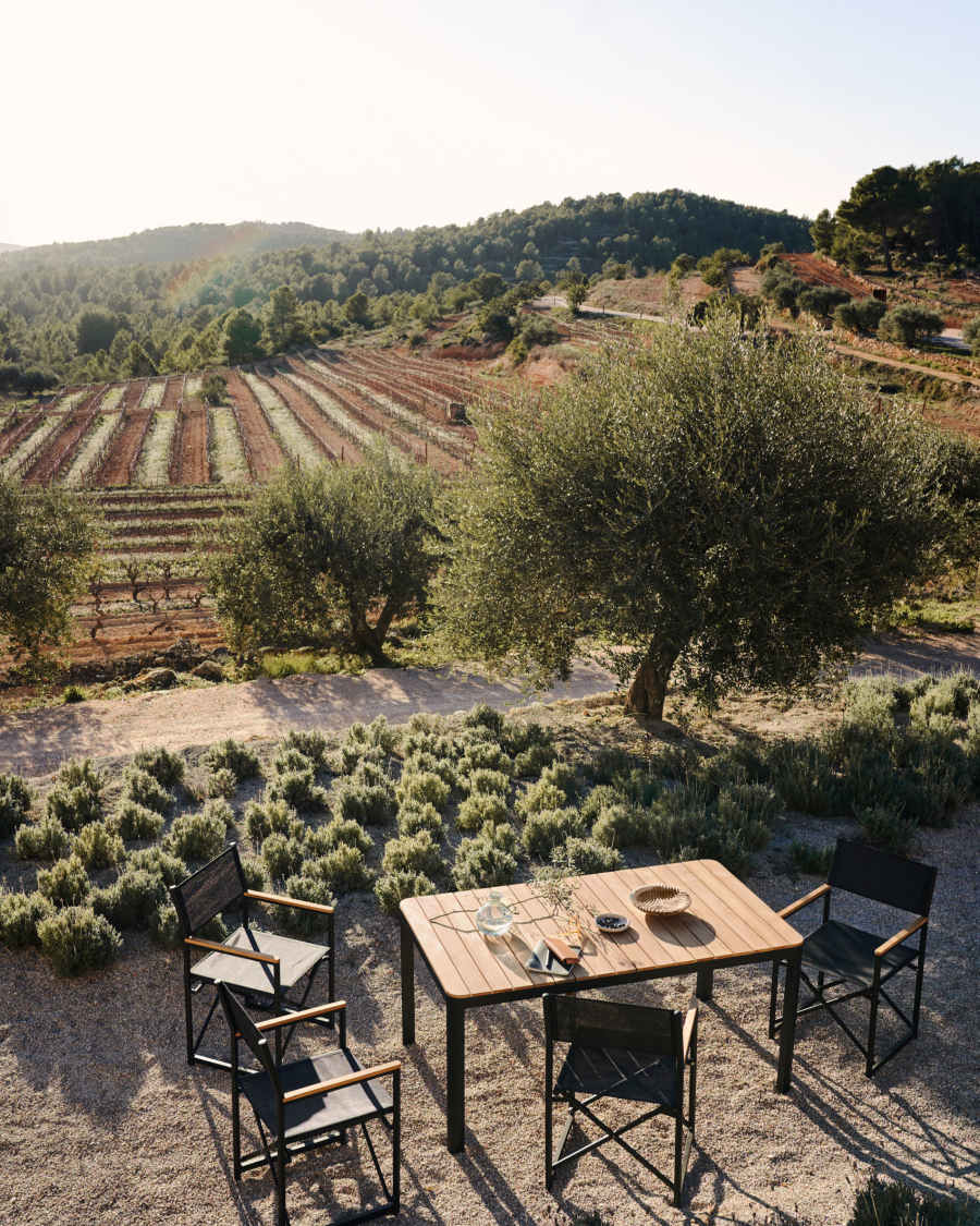 Πτυσσόμενη καρέκλα εξωτ. χώρου 100% Llado, μαύρο αλουμίνιο και μπράτσα σε μασίφ ξύλο τικ