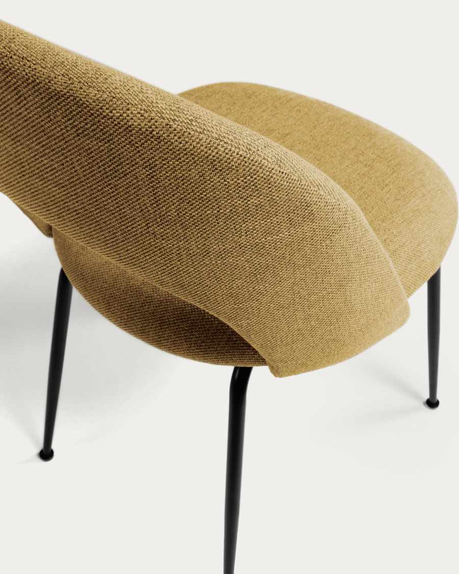 Sedia Mahalia senape con gambe in acciaio verniciato nero FSC 100%