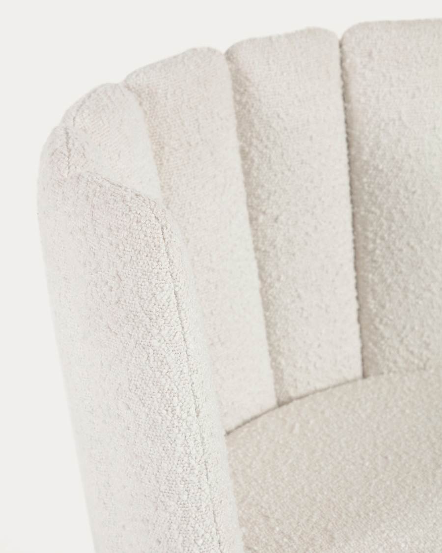 Sedia Aniela in shearling bianco e gambe in metallo con finitura nera