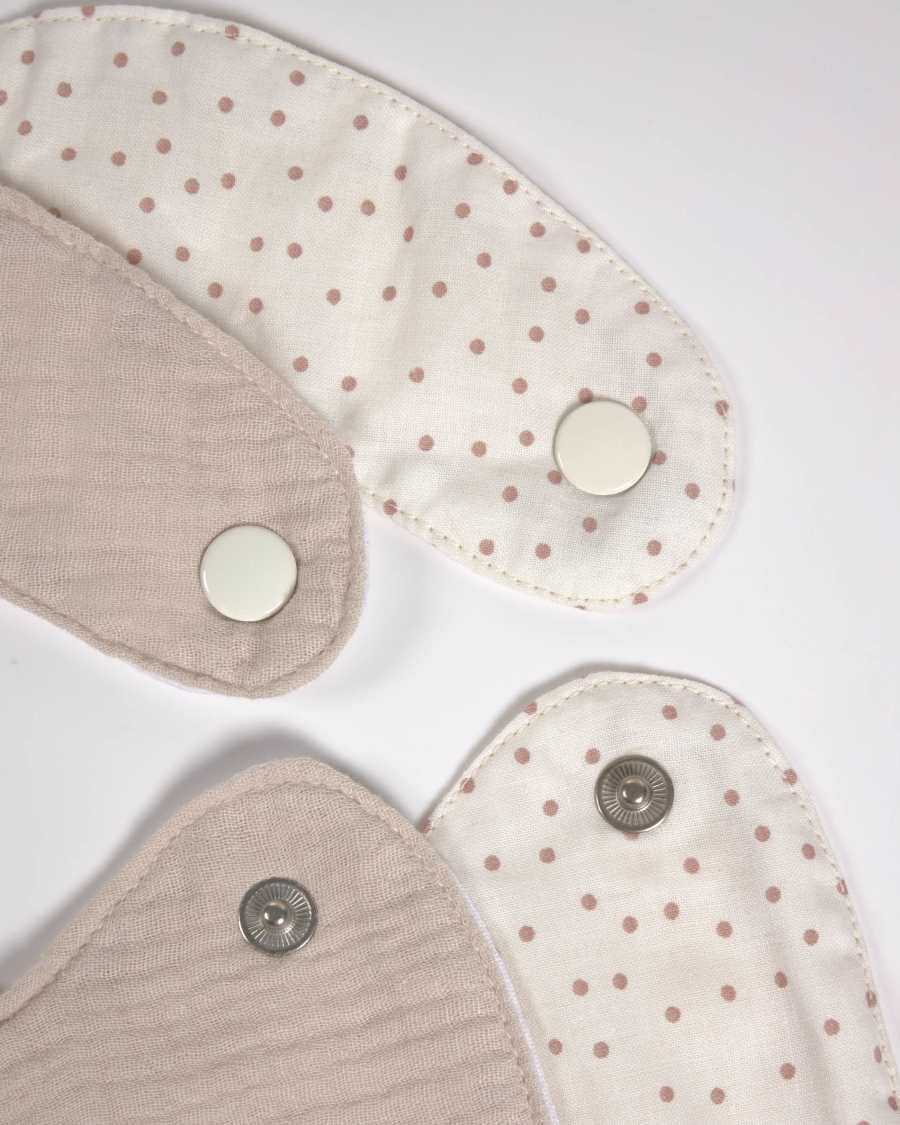 Set of two 100% organic cotton (GOTS) Maren bibs in beige and pink polka dots