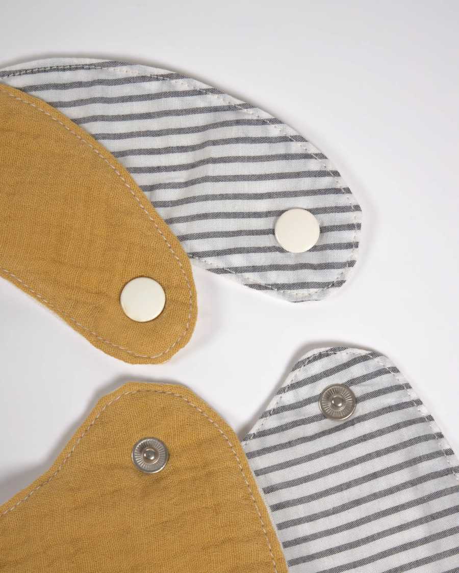 Set Manon de 2 baberos 100% algodón orgánico (GOTS) mostaza y rayas gris