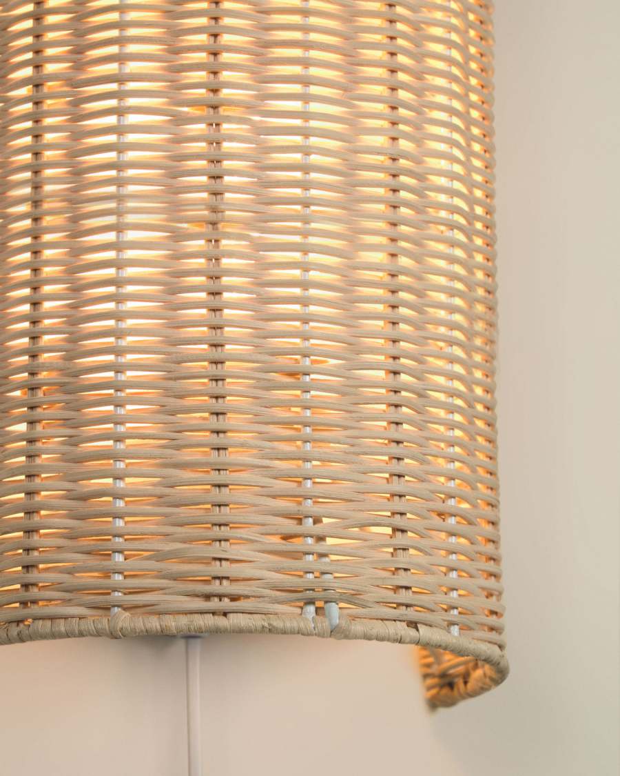Kimjit wall light in rattan with natural finish