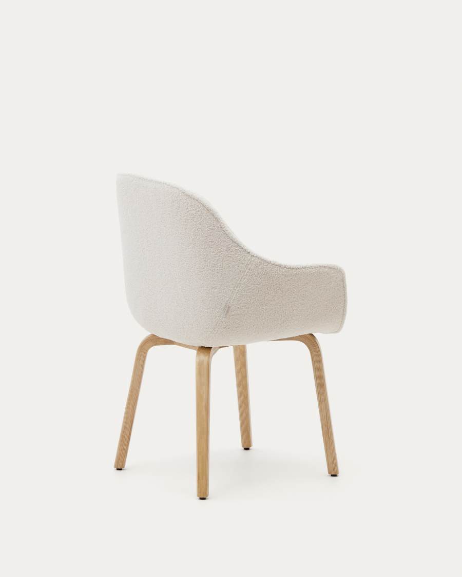 Sedia Aleli in shearling bianco e gambe in legno massiccio di frassino con finitura naturale