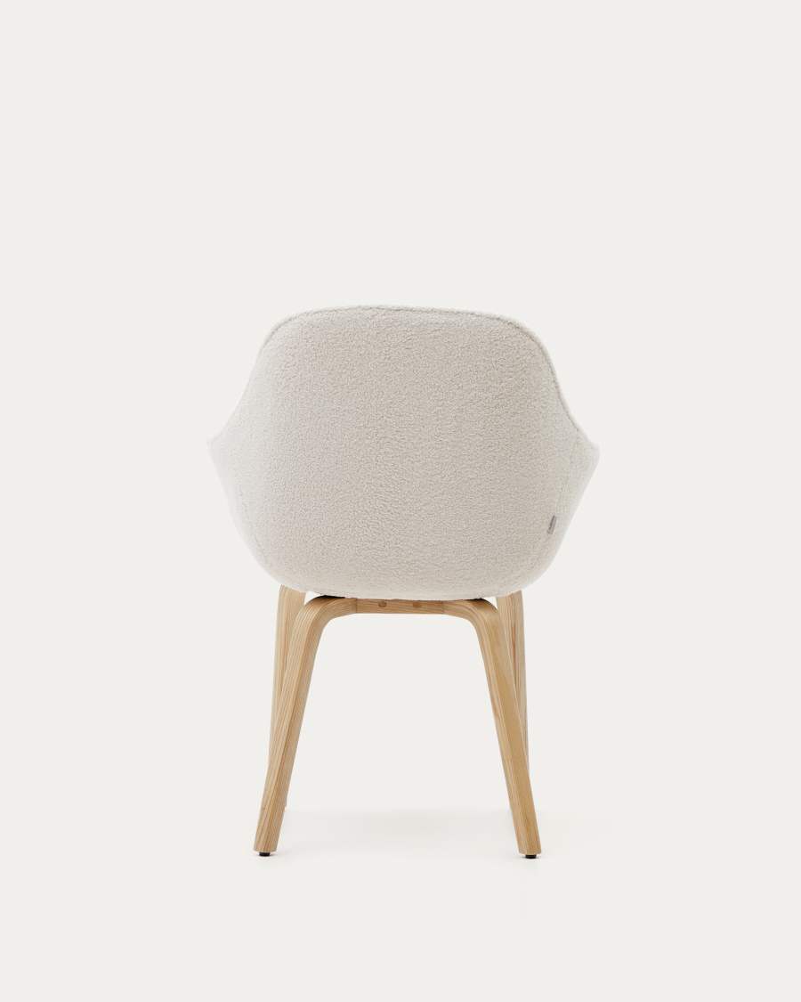 Sedia Aleli in shearling bianco e gambe in legno massiccio di frassino con finitura naturale