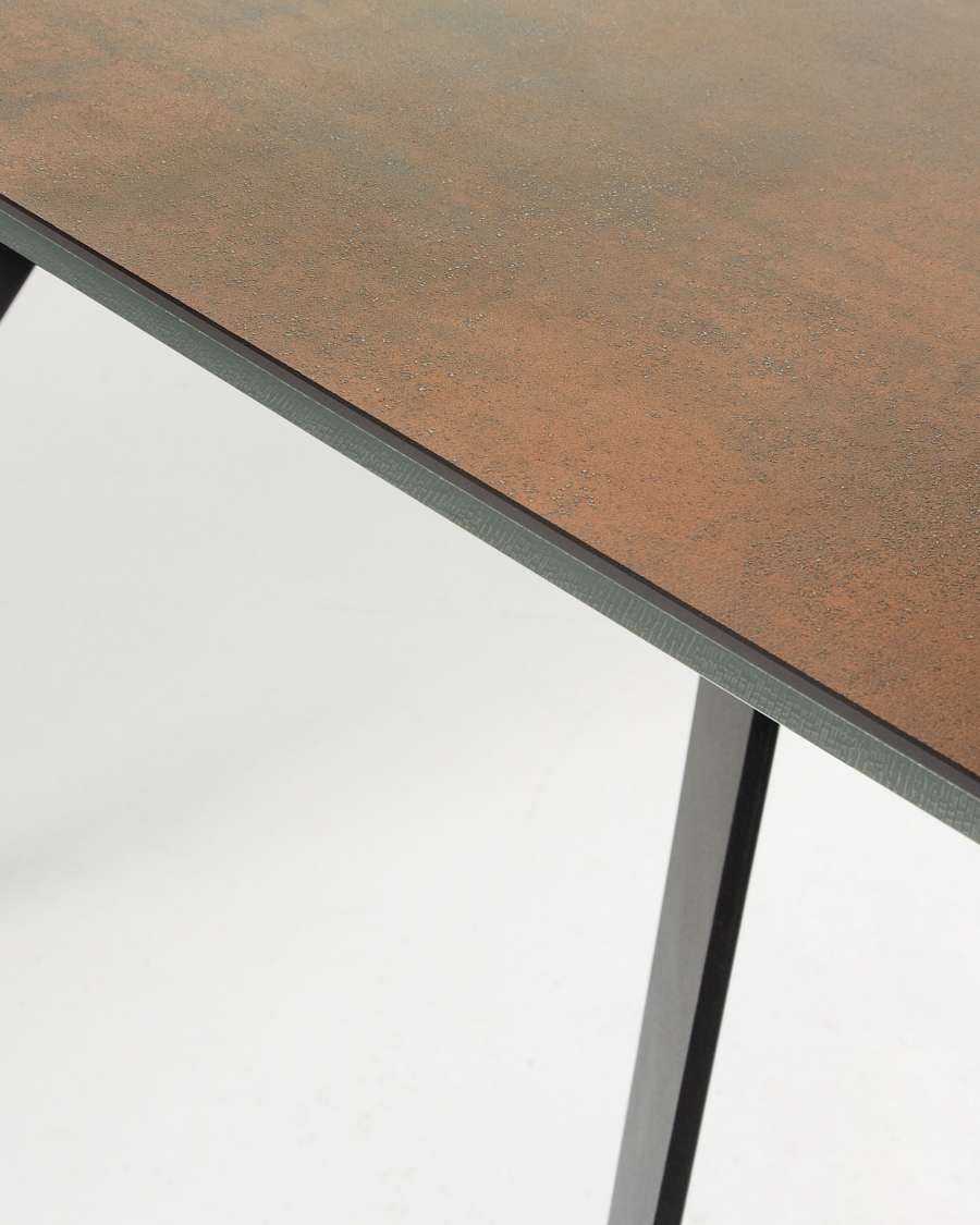 Τραπέζι Koda, πορσελάνη Iron Corten και μαύρα ατσάλινα πόδια, 160 x 90 εκ