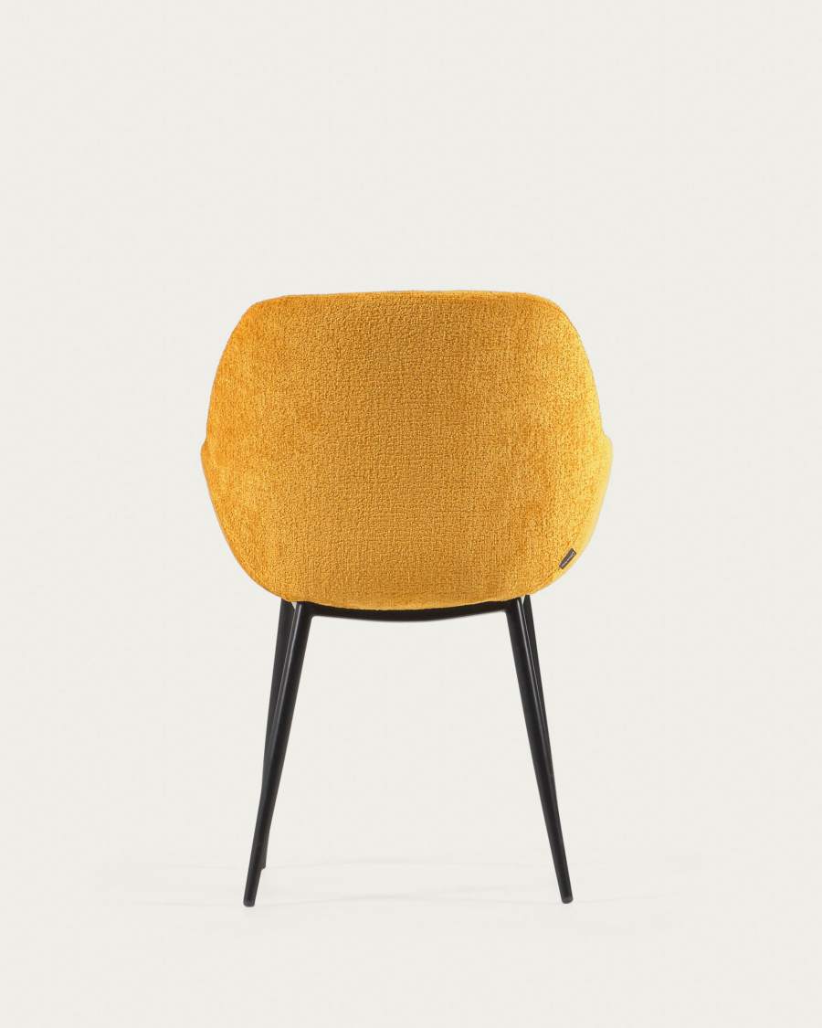 Chaise Konna en chenille moutarde avec pieds en acier peint noir