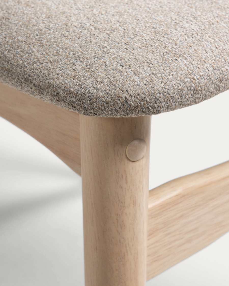 Sedia Nayme beige con impiallacciatura in frassino e gambe in legno massello di caucciù