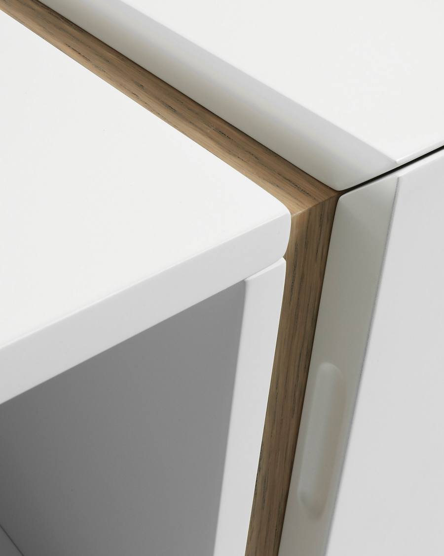 DE TV stand with white lacquer and oak veneer details 140 x 42 cm