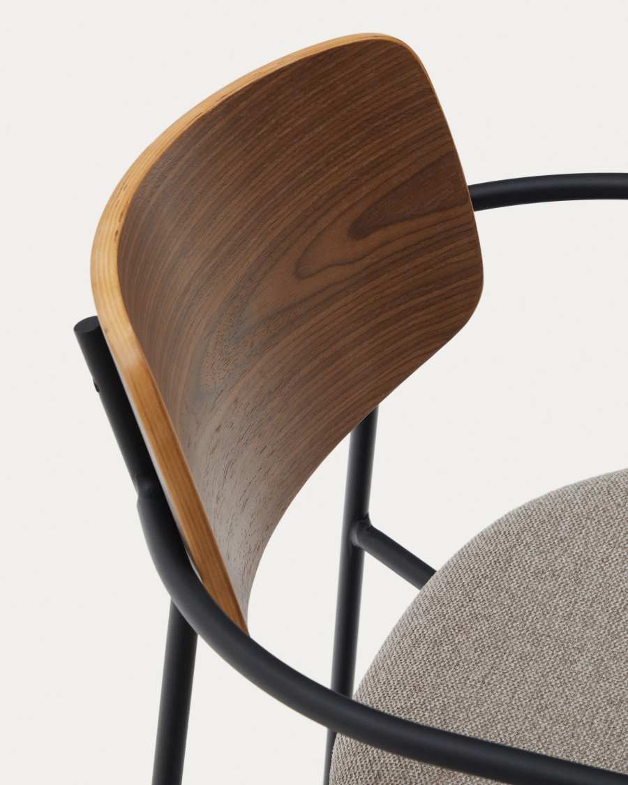 Sedia impilabile Maureen in compensato di pioppo con finitura in tono caldo e gambe in metallo nero FSC 100%.