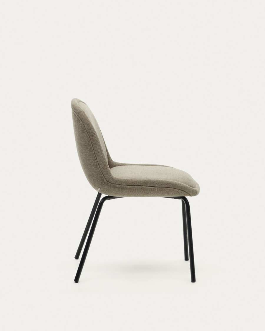 Cadira Aimin de xenilla marró clar i potes d'acer amb acabat pintat pintat negre mat