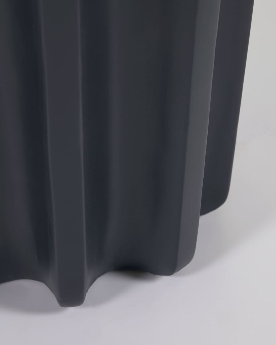 Vilandra round outdoor side table made of concrete with black finish Ø 32 cm