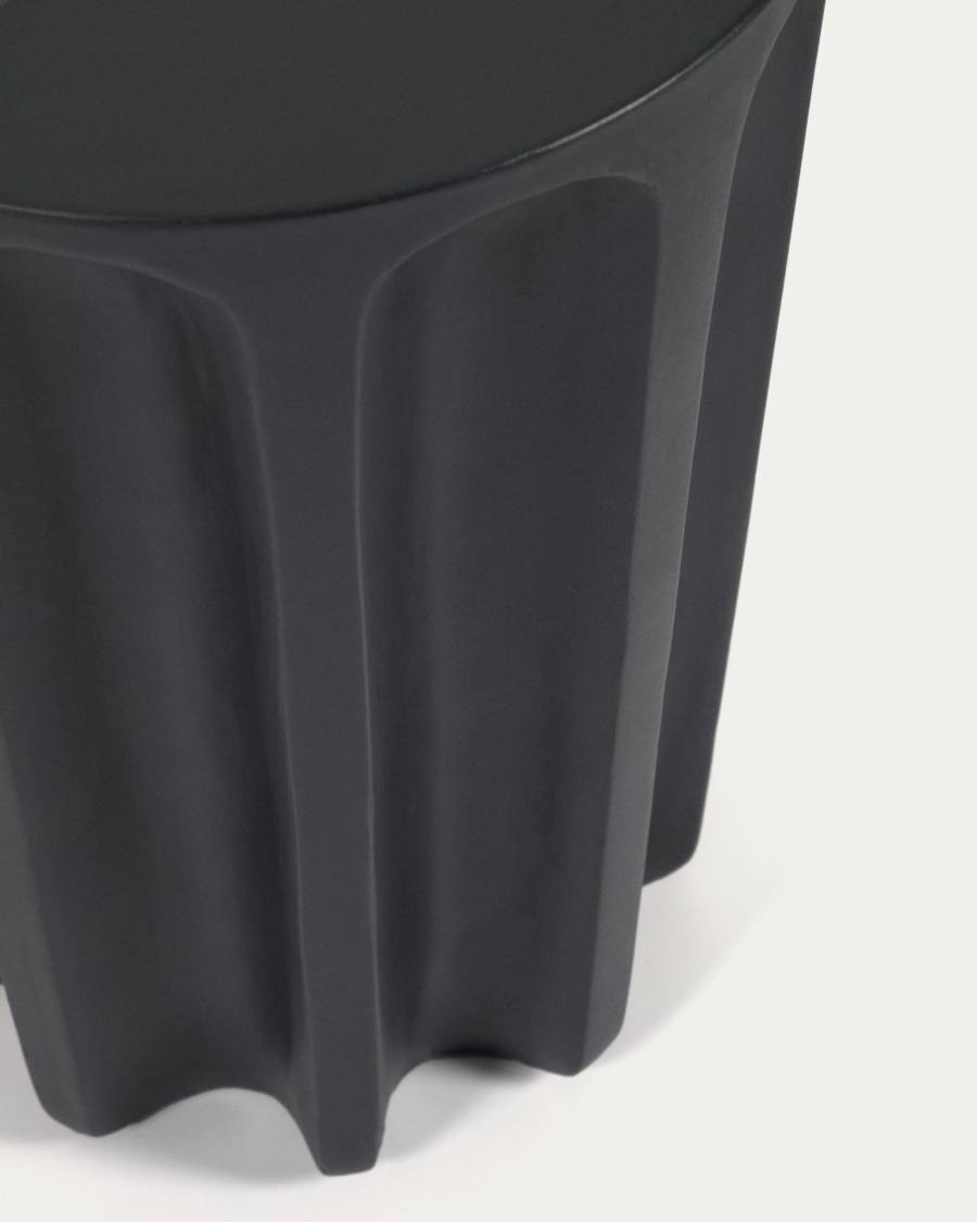 Vilandra round outdoor side table made of concrete with black finish Ø 32 cm