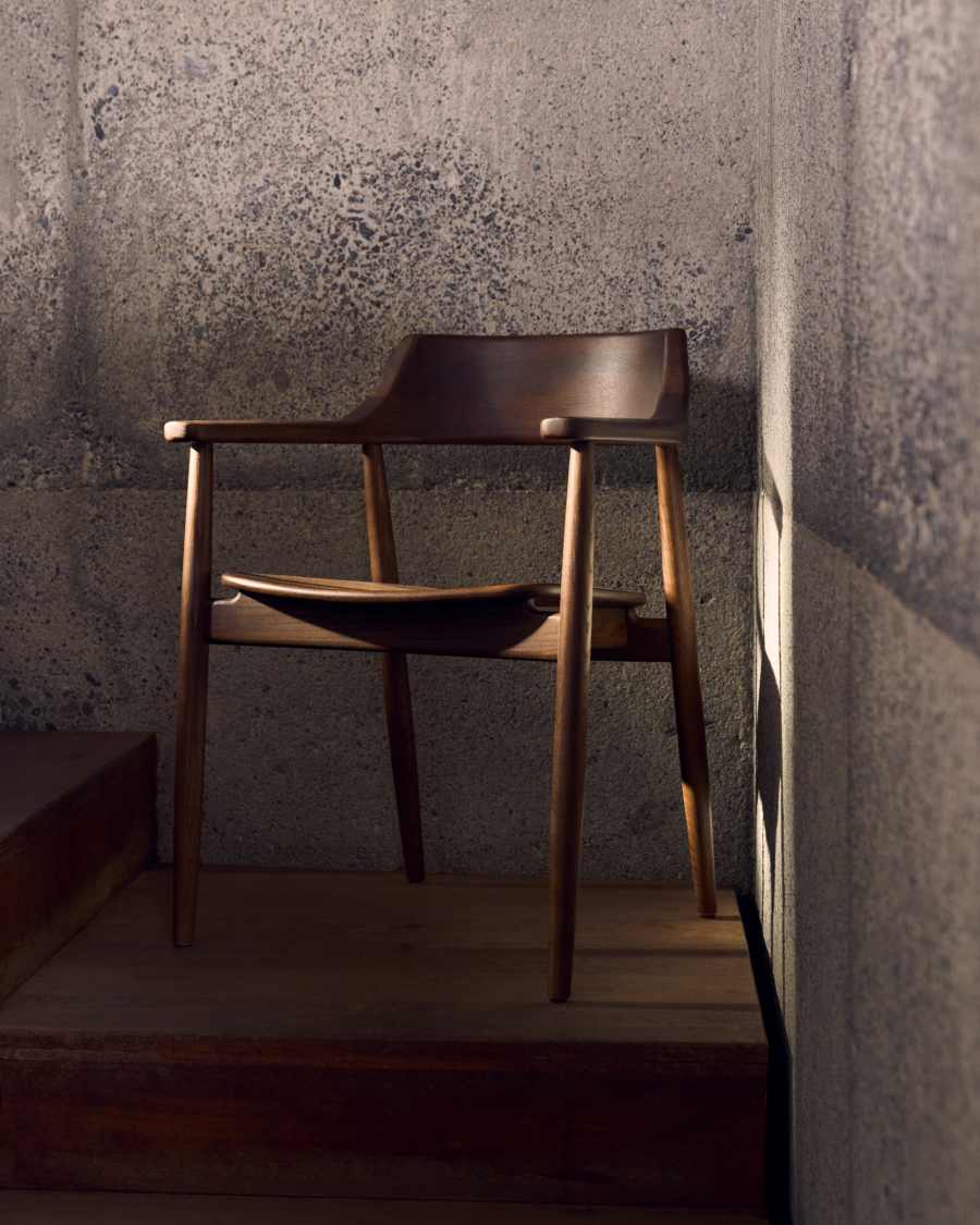 Fondes Stuhl aus massivem Eichenholz mit Nussbaum-Finish FSC Mix Credit