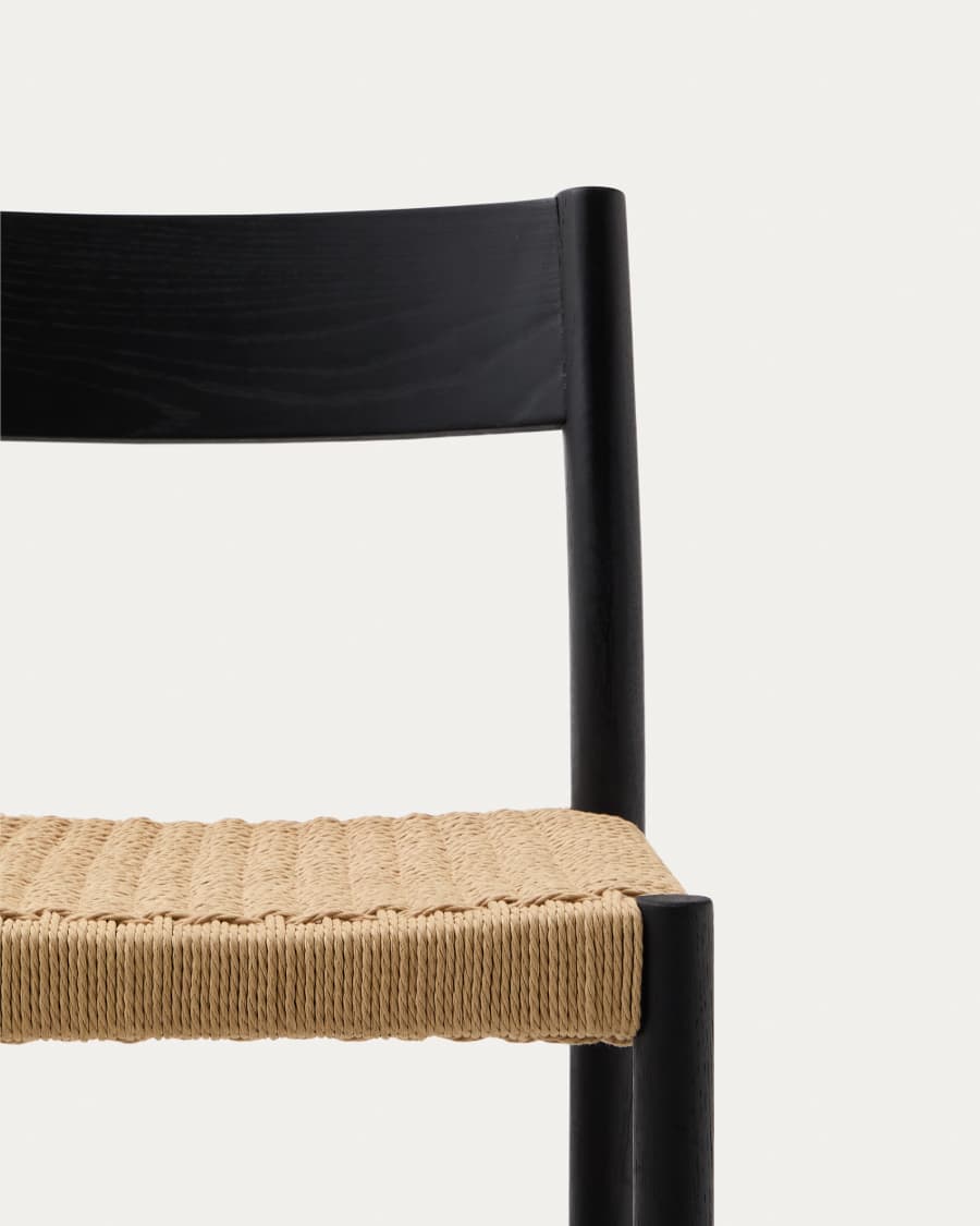 Sgabello Yalia con schienale in legno massello di rovere con finitura in nero e seduta in corda da 65 cm FSC 100%