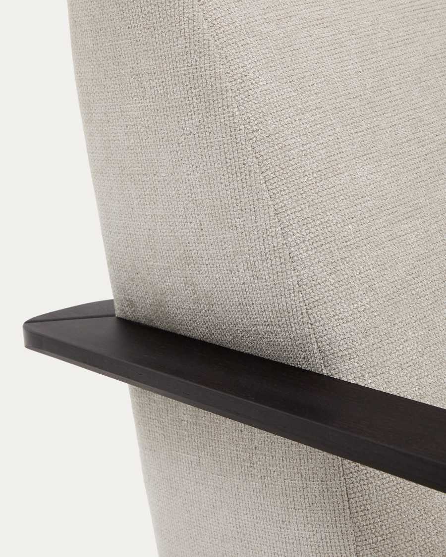 Poltrona Meghan in ciniglia perla e legno massello di frassino con finitura wengè FSC Mix Credit