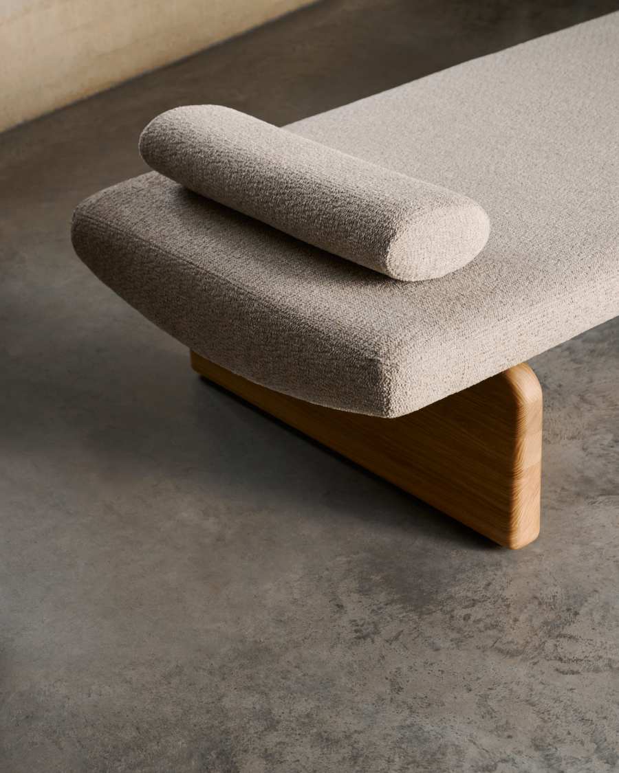 Topaz divan in beige chenille with solid ash wood in a natural finish, 200 cm FSC 100%