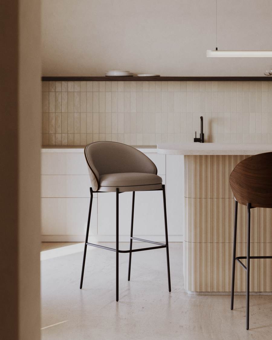 Sgabello Eamy di pelle sintetica marrone, impiallacciatura in frassino noce, metallo marrone 77 cm