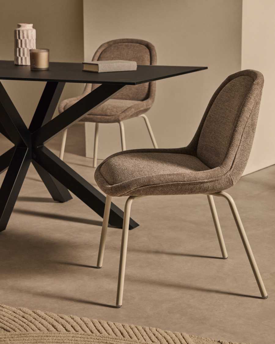 Cadira Aimin de xenilla marró clar i potes d'acer pintat beige mat FSC Mix Credit