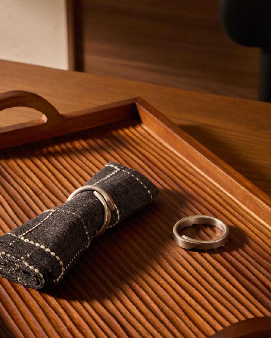 Ensemble Aruc de deux ronds de serviette en acier inoxydable argentés.