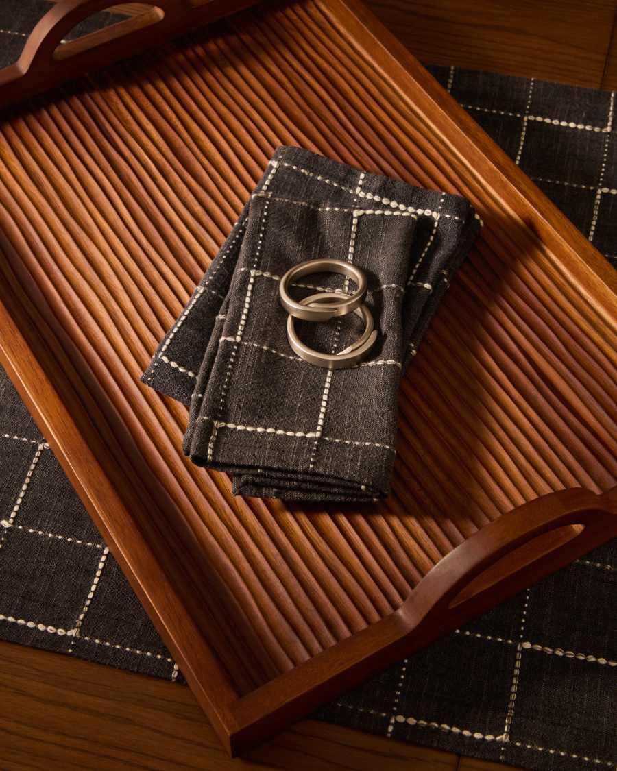 Ensemble Aruc de deux ronds de serviette en acier inoxydable argentés.