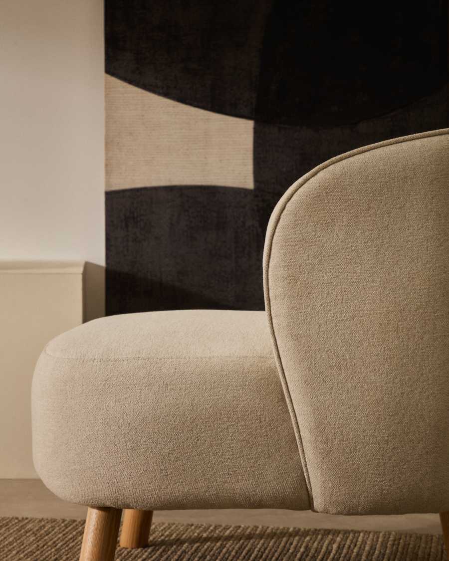 Poltrona Ulit in ciniglia beige e piedi in legno massello di faggio finitura naturale