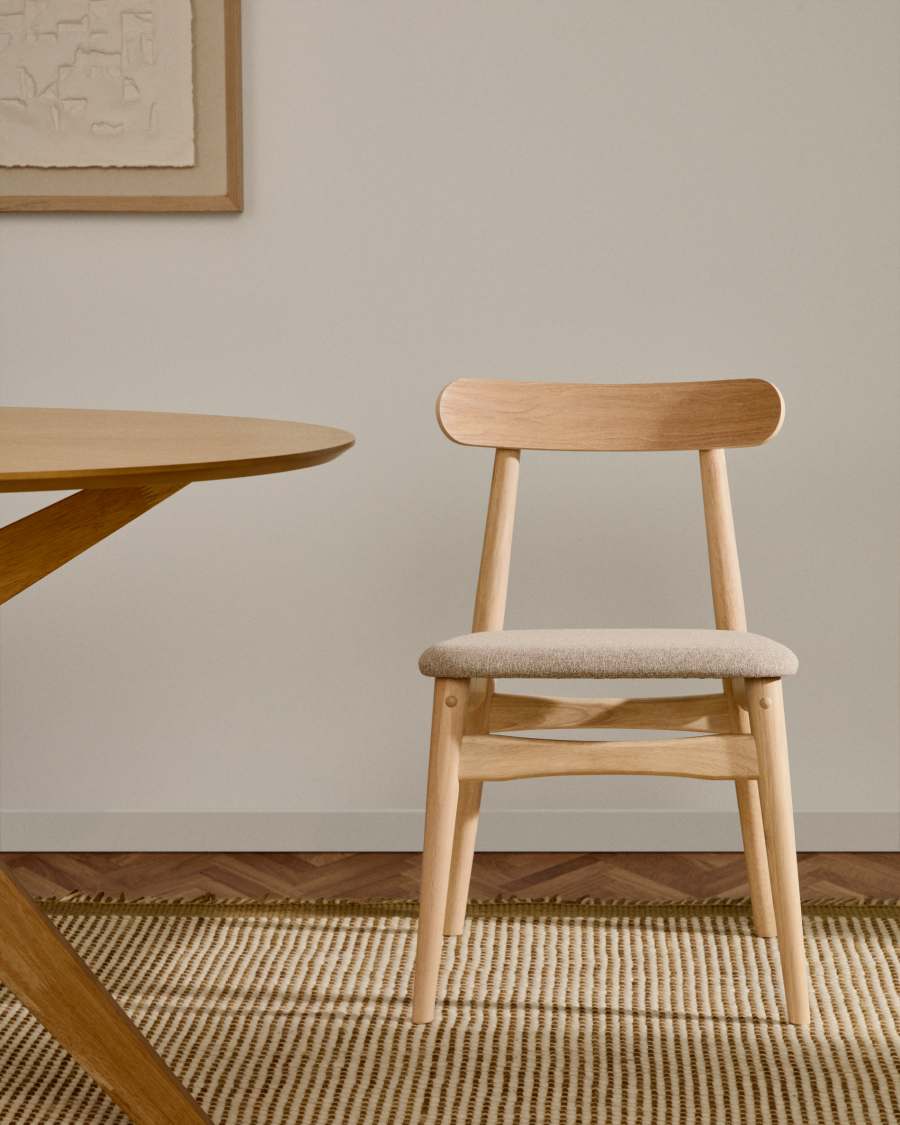 Sedia Nayme beige con impiallacciatura in frassino e gambe in legno massello di caucciù