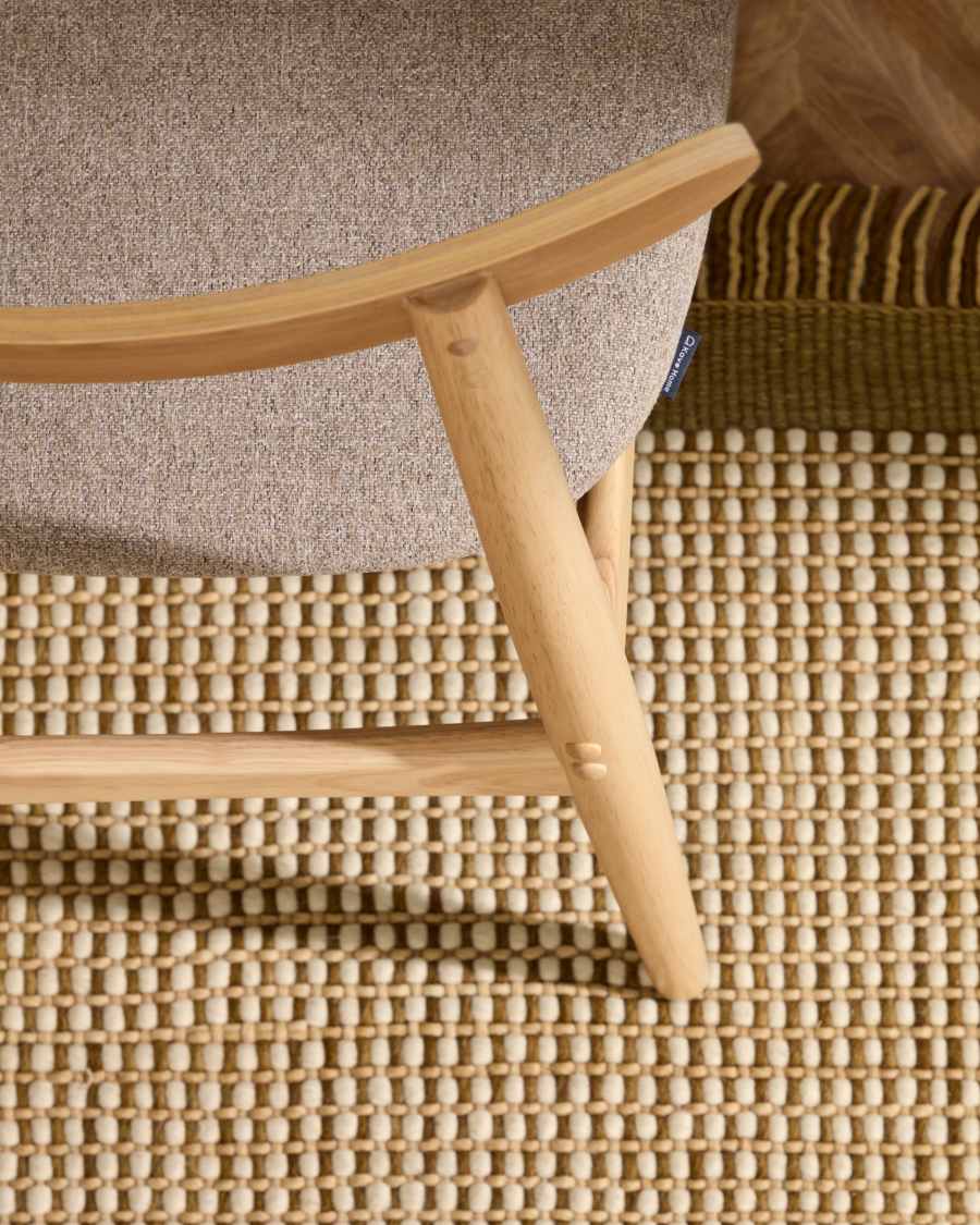 Sedia Nayme beige con impiallacciatura in frassino e gambe in legno massello di caucciù