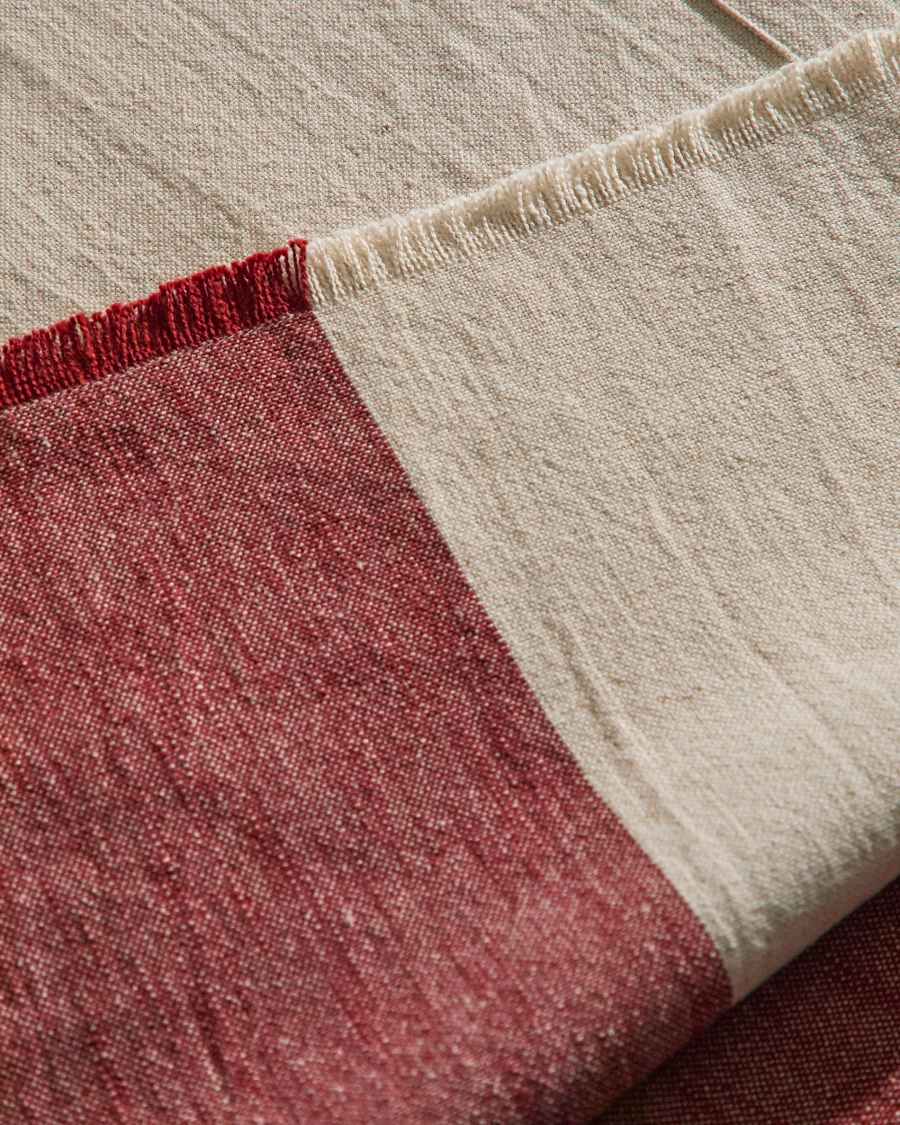 Chemin de table Vireta en coton et jute grenat et beige avec franges 50 x 150 cm