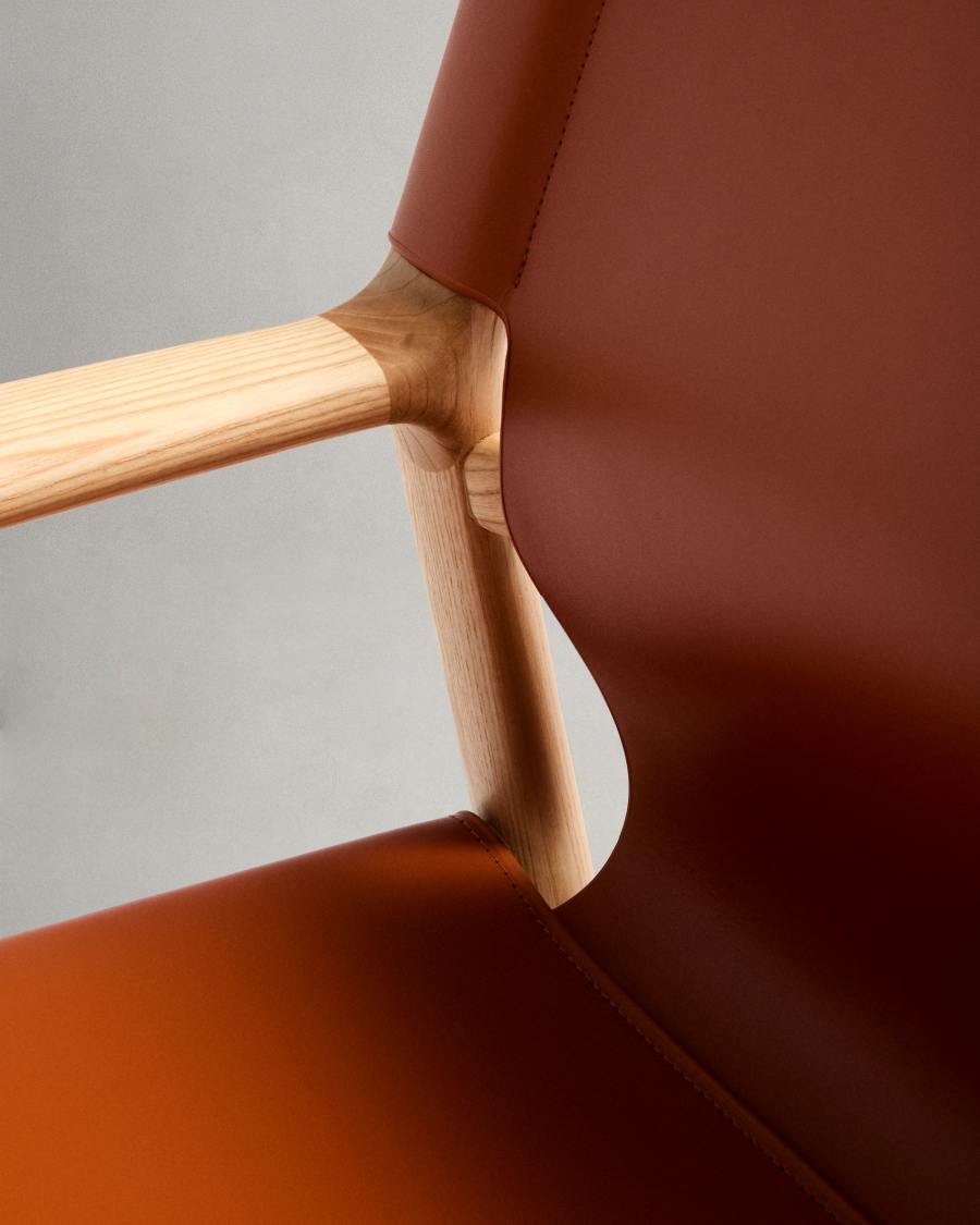 Butaca Jan de fibres de cuir reciclat marró clar i fusta massissa de freixe amb acabat en to natural FSC 100%