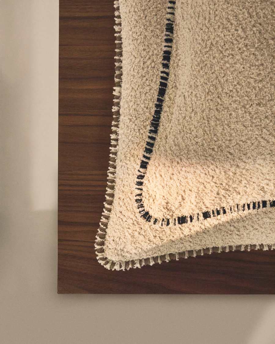 Kissenbezug Enari aus 100 % Baumwolle in Beige mit Kontrastpaspel in Schwarz, 50 x 50 cm