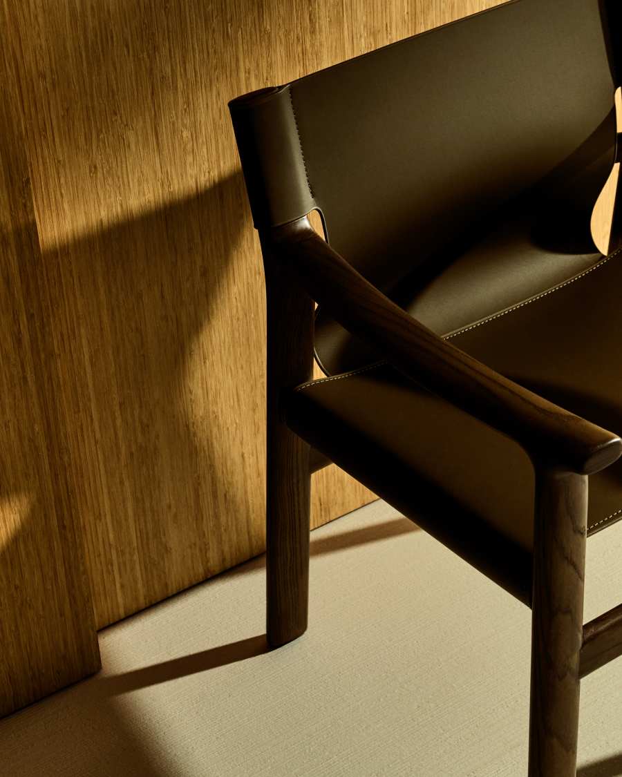 Stuhl Jan aus recycelten Lederfasern in Dunkelbraun und massivem Eschenholz FSC 100 % mit Nussbaum-Finish