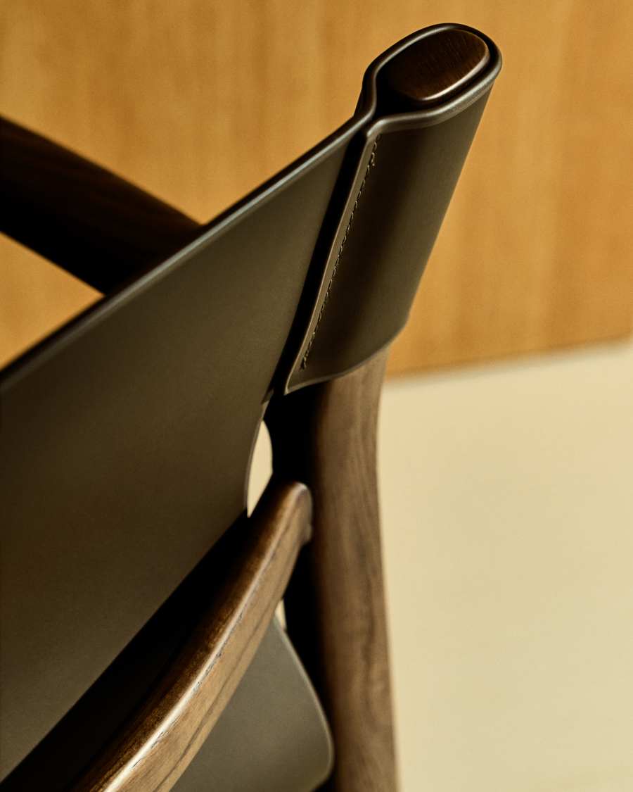 Stuhl Jan aus recycelten Lederfasern in Dunkelbraun und massivem Eschenholz FSC 100 % mit Nussbaum-Finish