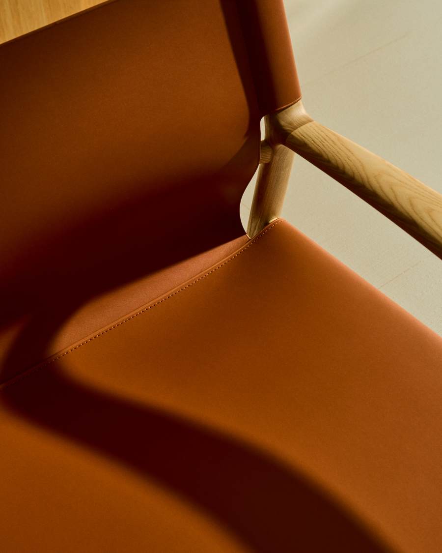 Butaca Jan de fibres de cuir reciclat marró clar i fusta massissa de freixe amb acabat en to natural FSC 100%