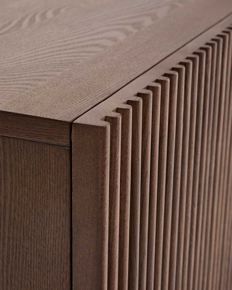 TV-Möbel Beyla mit 2 Türen aus Eschenfurnier und Massivholz aus Esche mit nussbaumfarbenem Finish 180 x 49,5 cm FSC 100%