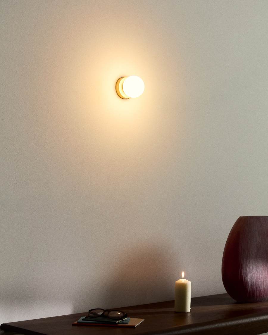 Brisia metal wall lamp with brushed brass finish and 1 frosted glass ball Ø8cm